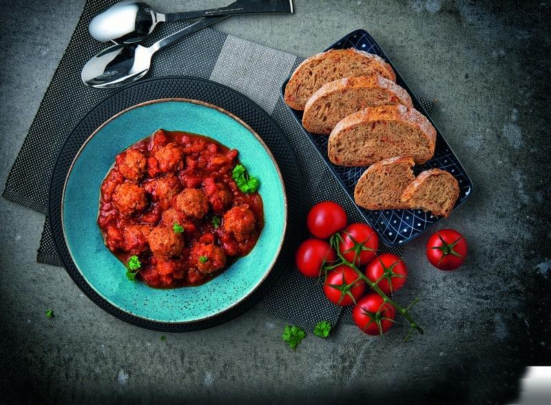 Bombas espagnoles, boulettes de bœuf en sauce tomate au basilic, marjolaine et romarin Fuchs