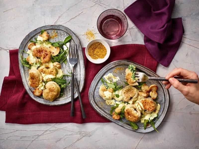 Dumplings chinois maison jiaozi au porc et chou chinois, raviolis vapeur traditionnels aux épices Fuchs sur assiette avec sauce soja-vinaigre