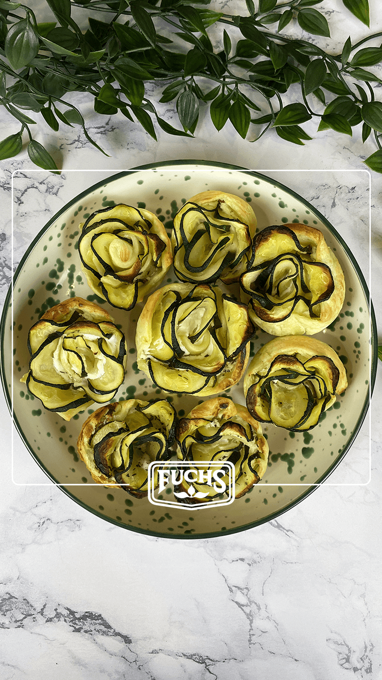 Roses de courgettes feuilletées au chèvre frais dorées en moule à muffin, parfumées au thym et poivre noir Fuchs