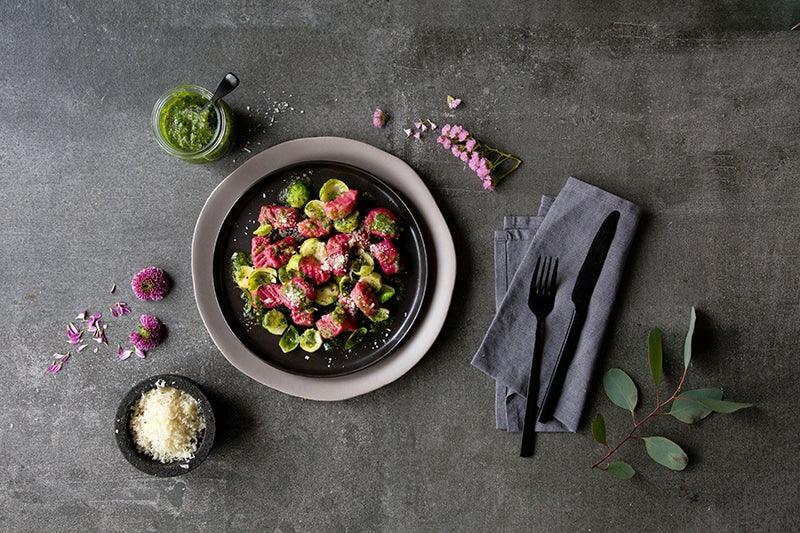 Gnocchi maison rose betterave et ricotta pesto persil-noix et choux Bruxelles caramélisés aux épices Fuchs