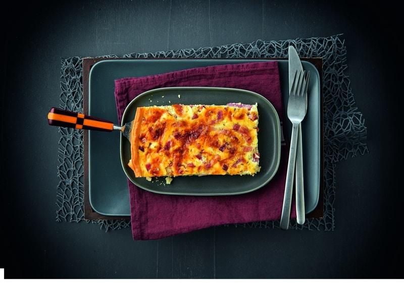 Recette de la quiche lorraine facile et traditionnelle, exemple de présentation à table.