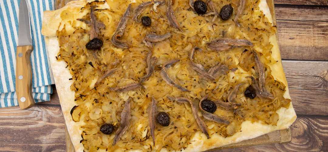 Pissaladière niçoise traditionnelle aux oignons confits, anchois et olives noires, parfumée au thym et herbes de Provence Fuchs