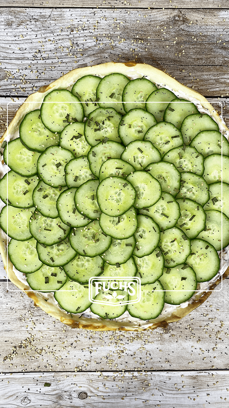 Tarte fine au concombre, saumon fumé et ricotta sur pâte feuilletée croustillante aux graines de sésame doré et pavot bleu Fuchs, décorée de ciboulette