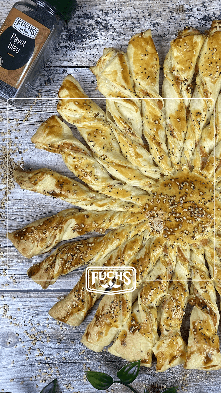 Tarte soleil au saumon fumé et ricotta en torsades dorées, sésame et pavot bleu Fuchs, apéritif dînatoire spectaculaire