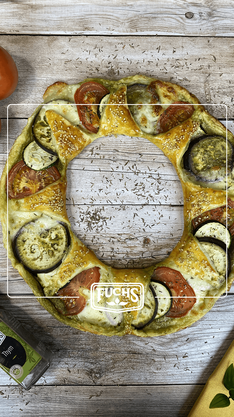 Tarte aux légumes du soleil en forme d'étoile, rondelles d'aubergine courgette tomate mozzarella sur pâte feuilletée dorée au sésame doré Fuchs