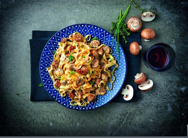 Tagliatelles aux saucisses paysannes champignons bruns et sauce crémeuse à la muscade Fuchs