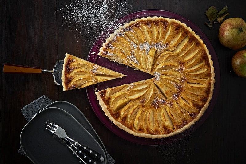 Tarte normande traditionnelle aux pommes en rosace, crème gourmande au Calvados et cannelle moulue Fuchs saupoudrée de sucre glace