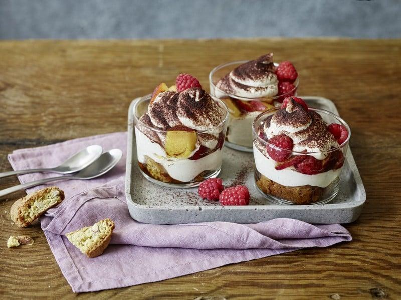 Tiramisu aux épices Fuchs, framboises et nectarine, dessert italien raffiné aux cantuccini et cacao