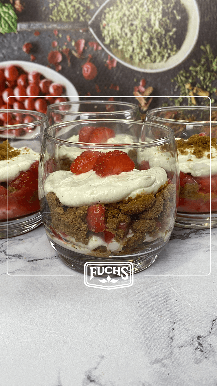 Verrines de fraise, mascarpone et spéculoos sublimées à la cannelle moulue Fuchs, présentées dans des coupes transparentes
