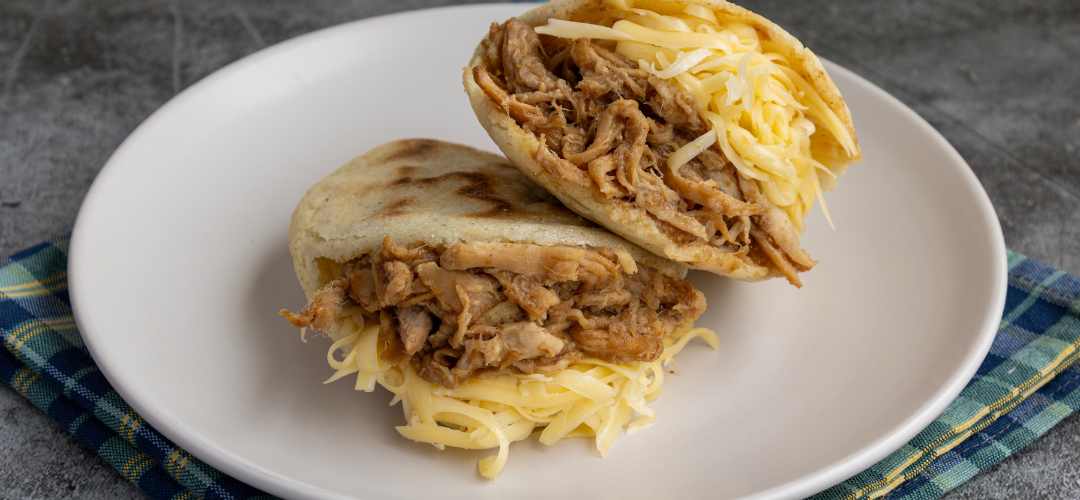 Arepas de poulet recette colombienne