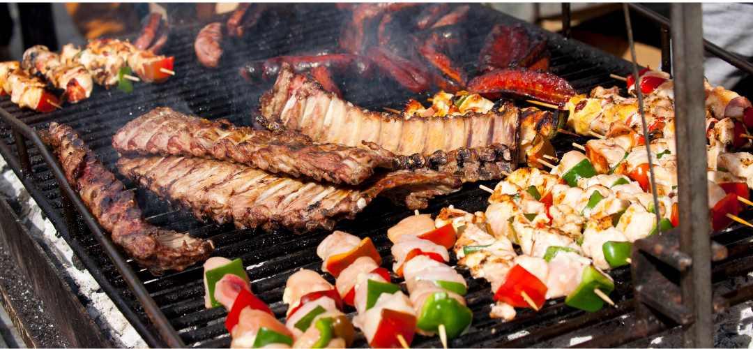 Photo d'un gros barbecue en amies et amis