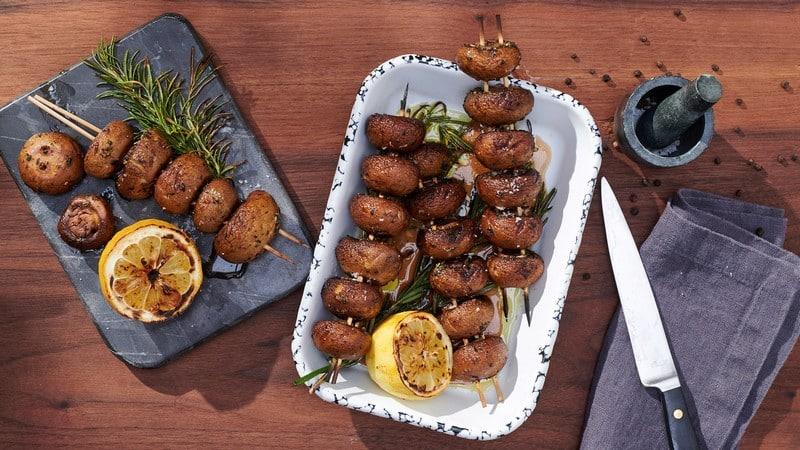 Brochettes végétariennes de champignons de Paris bruns marinés au thym Fuchs, ail granulé, poivre noir et citron bio grillées au barbecue