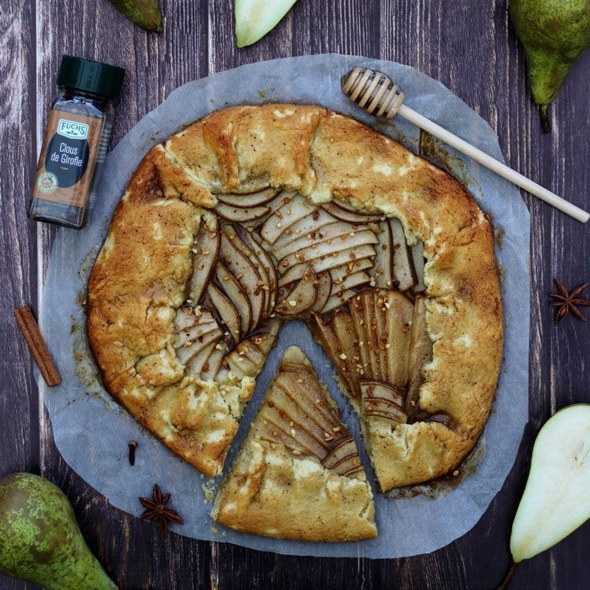 Tarte rustique aux poires Conférence, miel d'acacia et épices Fuchs (cannelle Cassia, anis étoilé, clous de girofle), dessert d'automne doré