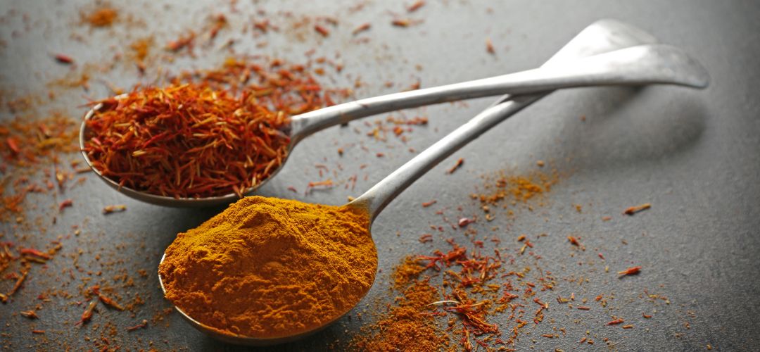 Curcuma vs Safran : différences, usages en cuisine et prix