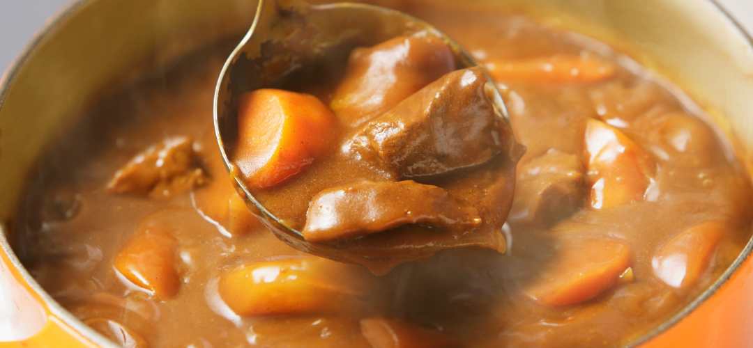 Curry japonais légumes et viandes cuit dans une cocotte en fonte