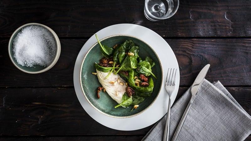Loup-de-mer-en-croûte-de-sel-salade-de-pousses-d-épinards Épices Fuchs