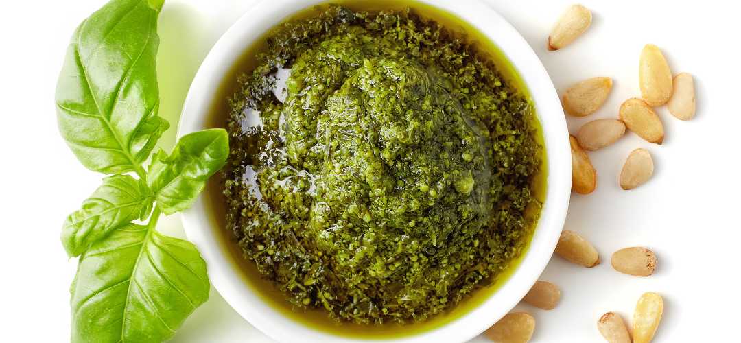 Pesto Genovese authentique ligurien au mortier — basilic DOP, pignons, Parmigiano, Pecorino et huile d'olive