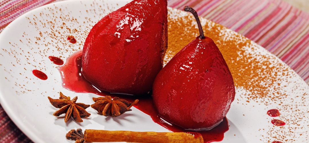 Poires pochées au vin rouge et épices Fuchs : recette d'automne en 40 minutes Épices Fuchs