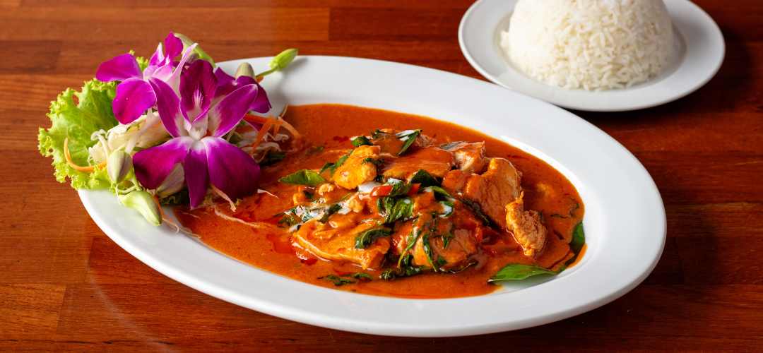 Curry rouge thaï au poulet et riz blanc