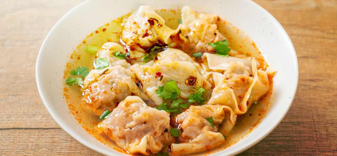 Présentation soupe de raviolis poivre du Sichuan.