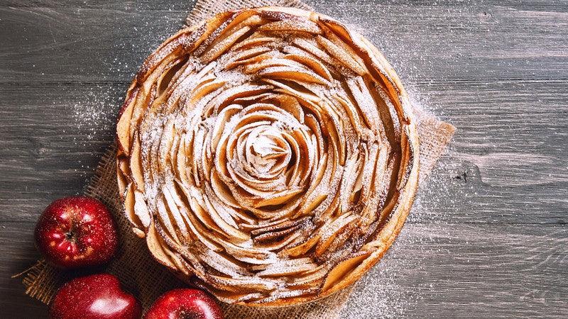 Tarte aux pommes vanillées en rosace dorée, crème Bourbon et cannelle moulue Fuchs, saupoudrée de sucre de canne caramélisé