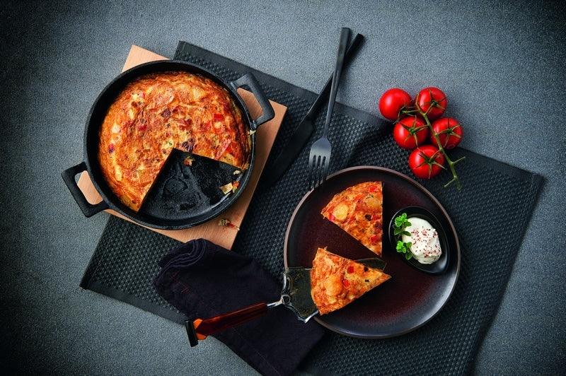 Tortilla espagnole épaisse aux pommes de terre confites, poivrons rouges et oignons, parfumée au paprika et thym Fuchs