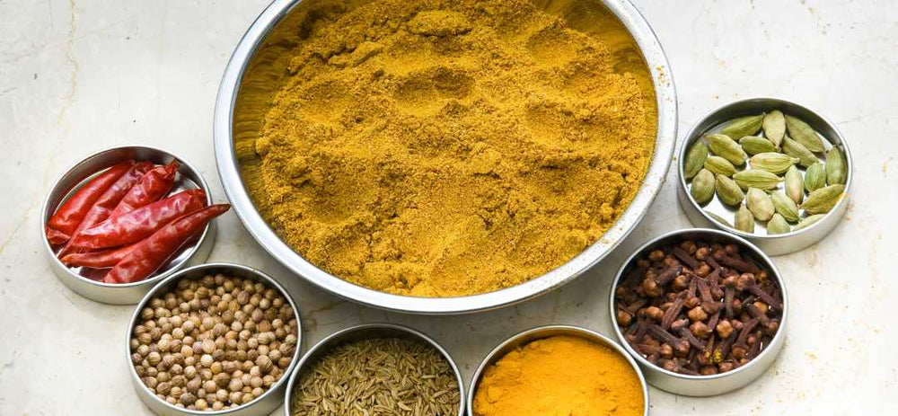Les différents ingrédients et épices pour faire du curry en poudre